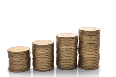 Beyaz bir arka plan üzerinde para yığınları. Ukraynalı hryvnia.