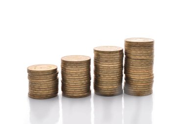 Beyaz bir arka plan üzerinde para yığınları. Ukraynalı hryvnia.