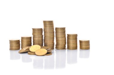 Beyaz bir arka plan üzerinde para yığınları. Ukraynalı hryvnia.