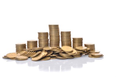 Beyaz bir arka plan üzerinde para yığınları. Ukraynalı hryvnia.