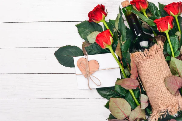 Flaska Rött Vin Och Bukett Röda Rosor Alla Hjärtans Dag — Stockfoto