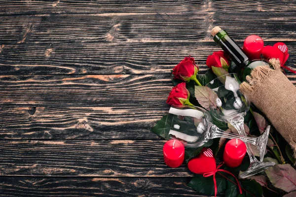 Uma Garrafa Vinho Tinto Buquê Rosas Vermelhas Dia Dos Namorados — Fotografia de Stock