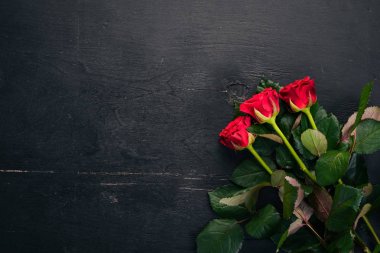 Ahşap arka plan üzerinde kırmızı gül. Sevgililer günü. Seviyorum. Üstten Görünüm. Metniniz için boş alan.