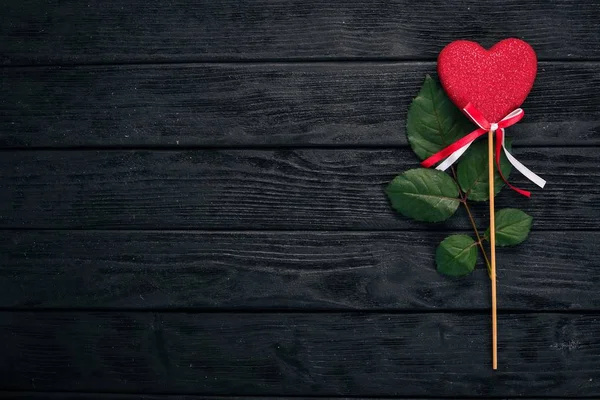 Regalo Corazón Día San Valentín Sobre Fondo Madera Vista Superior —  Fotos de Stock