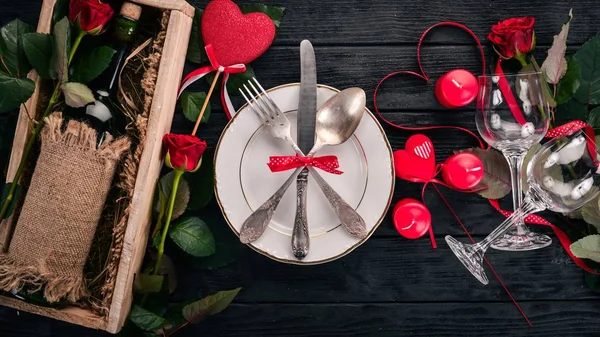 Servir Mesa Para Celebrar Dia Dos Namorados Talheres Pratos Rosas — Fotografia de Stock