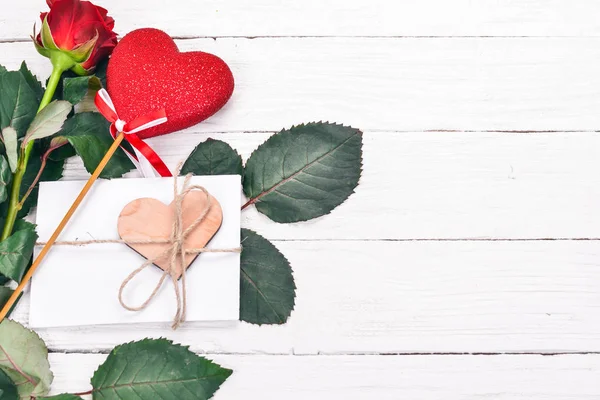 Una Carta Para Ser Querido Sobre Una Rosa Regalo Sobre —  Fotos de Stock