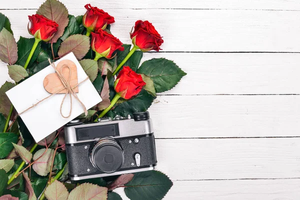 День Святого Валентина Троянди Фотоапарат Подарунок Любов Вид Зверху Вільний — стокове фото