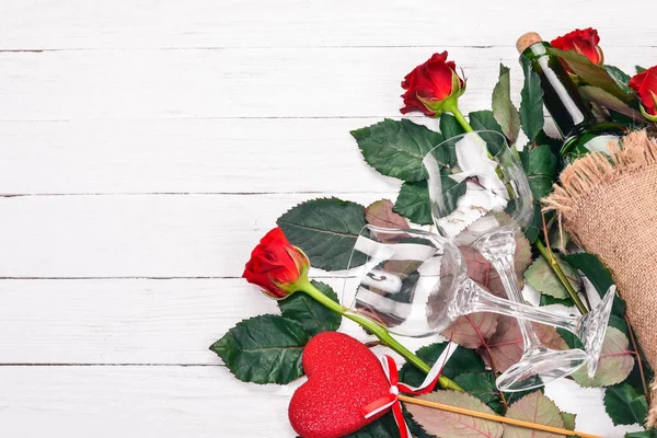 Flaska Rött Vin Och Bukett Röda Rosor Alla Hjärtans Dag — Stockfoto