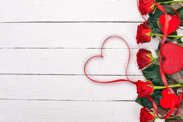 Valentinstag Banner Rosen Und Ein Geschenk Auf Einem Hölzernen Hintergrund — Stockfoto