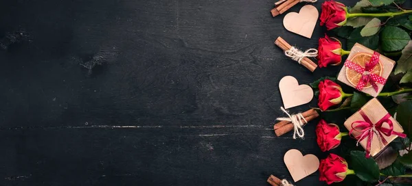 Aftelkalender Voor Valentijnsdag Banner Rozen Een Cadeau Een Houten Achtergrond — Stockfoto