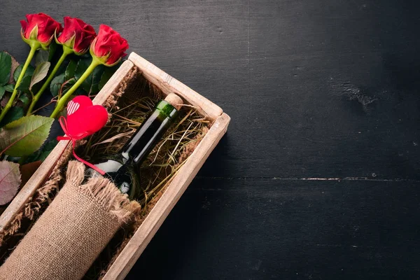 Uma Garrafa Vinho Tinto Buquê Rosas Vermelhas Dia Dos Namorados — Fotografia de Stock