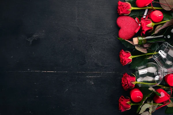 Uma Garrafa Vinho Tinto Buquê Rosas Vermelhas Dia Dos Namorados — Fotografia de Stock