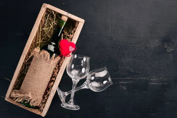 Uma Garrafa Vinho Tinto Buquê Rosas Vermelhas Dia Dos Namorados — Fotografia de Stock