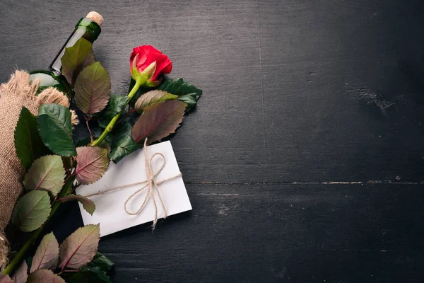 Egy Üveg Vörösbort Egy Csokor Vörös Rózsa Valentin Nap Fából — Stock Fotó
