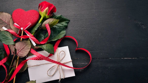 Uma Carta Para Ente Querido Envelope Uma Rosa Presente Fundo — Fotografia de Stock