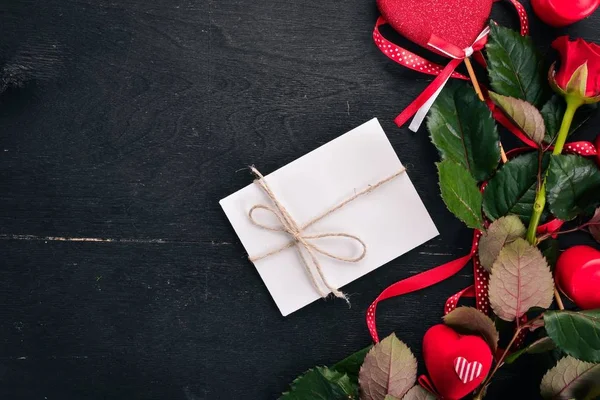 Uma Carta Para Ente Querido Envelope Uma Rosa Presente Fundo — Fotografia de Stock