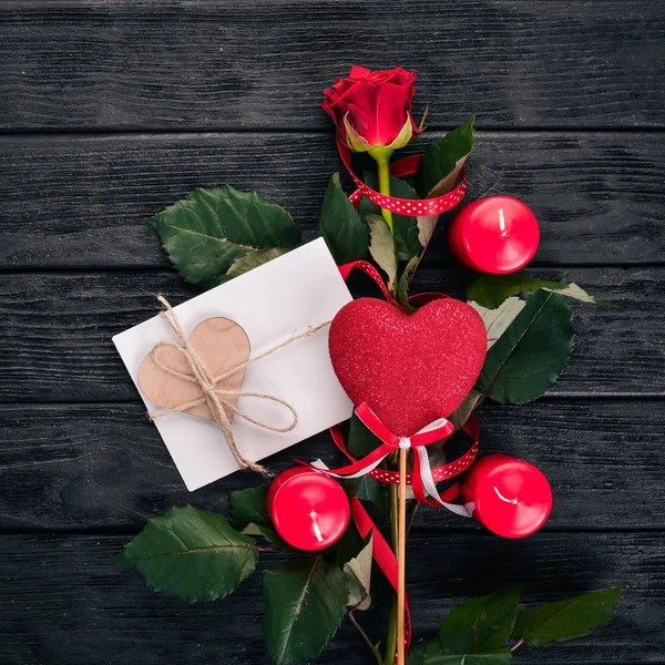 Dopis Pro Milovaného Člověka Obálky Růže Dárek Dřevěné Pozadí Pohled — Stock fotografie