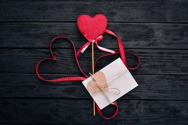 Regalo Corazón Día San Valentín Sobre Fondo Madera Vista Superior —  Fotos de Stock