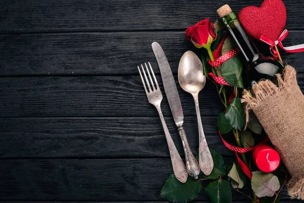 Uma Garrafa Vinho Tinto Buquê Rosas Vermelhas Dia Dos Namorados — Fotografia de Stock