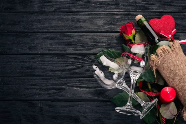 Uma Garrafa Vinho Tinto Buquê Rosas Vermelhas Dia Dos Namorados — Fotografia de Stock