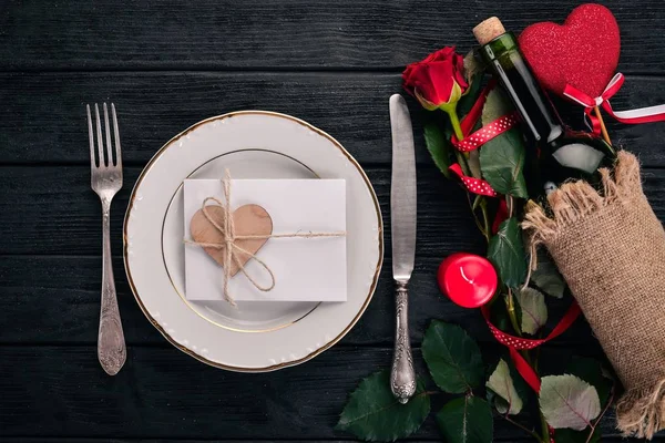 Servir Mesa Para Celebrar Dia Dos Namorados Talheres Pratos Rosas — Fotografia de Stock