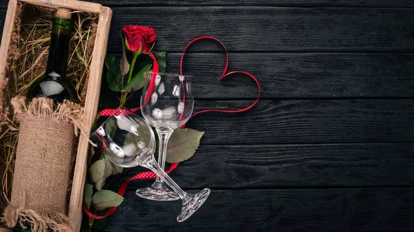 Een Fles Rode Wijn Een Bouquet Van Rode Rozen Dag — Stockfoto