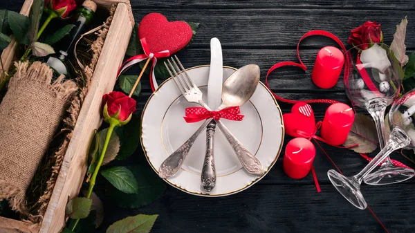 Serving Table Celebrate Valentine Day Cutlery Plate Roses Wooden Background — Stock Photo, Image