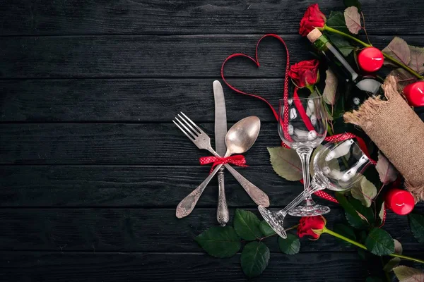 Servir Mesa Para Celebrar Dia Dos Namorados Talheres Pratos Rosas — Fotografia de Stock