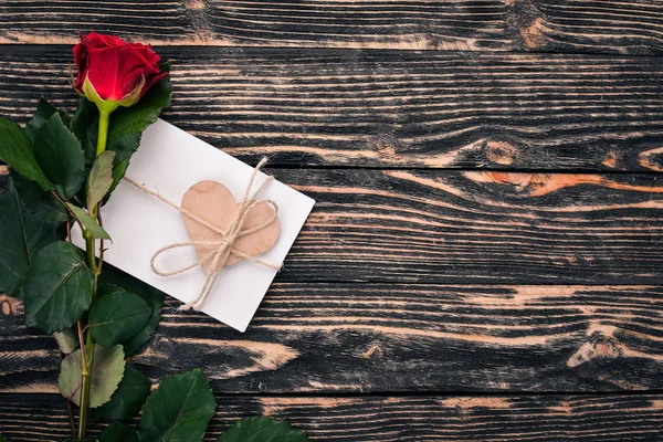 Levél Szeretett Egy Egy Boríték Egy Rózsa Egy Ajándék Fából — Stock Fotó