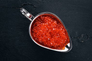 Kırmızı somon havyar. Ahşap bir arka plan üzerinde. Üstten Görünüm. Metin için boş alan.