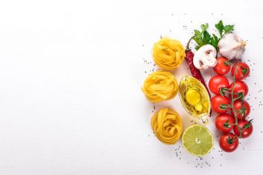 Makarna tagliatelle, ahşap bir zemin üzerine sebzeli fettuccine kuru. Geleneksel İtalyan mutfağı. Üstten Görünüm. Kopya alanı.