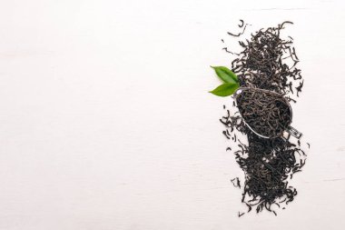 Kuru siyah çay. Ahşap bir arka plan üzerinde. Üstten Görünüm. Kopya alanı.