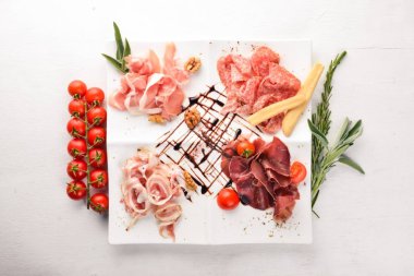 Et lezzetleri Yaylası. Salam, prolshutto, kurutulmuş et, sosis. İtalyan mutfağı. Metniniz için boş alan. Üstten Görünüm.