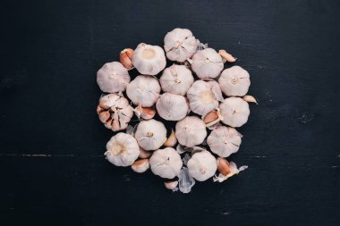 Sarımsak. Göğüs ahşap arka plan üzerinde taze sarımsak kümesi. Üstten Görünüm. Kopya alanı.