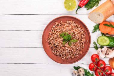 Buğday bir tabak taze sebze ile. Ahşap bir arka plan üzerinde. Üstten Görünüm. Kopya alanı.