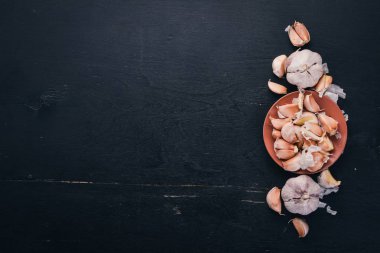 Sarımsak bir plaka üzerinde. Taze sarımsak ahşap arka plan üzerinde. Üstten Görünüm. Kopya alanı.