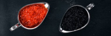 Kırmızı somon havyar ve siyah mersin balığı havyar. Ahşap bir arka plan üzerinde. Üstten Görünüm. Metin için boş alan.