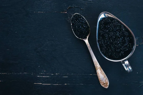 Colher Com Caviar Preto Fundo Madeira Vista Superior Espaço Livre — Fotografia de Stock