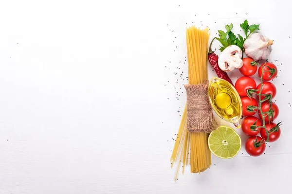 Spagetti Taze Sebze Baharatlar Ile Geleneksel Talyan Mutfağı Ahşap Bir — Stok fotoğraf