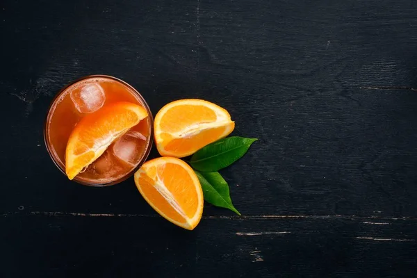Cocktail Negroni Orange Und Whiskey Auf Schwarzem Holzgrund Ansicht Von — Stockfoto