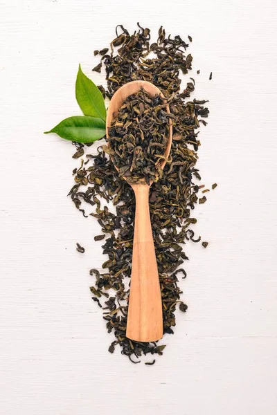 Yeşil Çay Makinası Ahşap Bir Arka Plan Üzerinde Üstten Görünüm — Stok fotoğraf