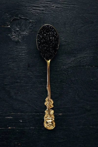 Cuchara Con Caviar Negro Sobre Fondo Madera Vista Superior Espacio — Foto de Stock