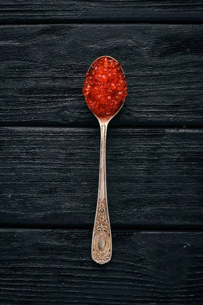 Colher Com Caviar Vermelho Fundo Madeira Vista Superior Espaço Livre — Fotografia de Stock