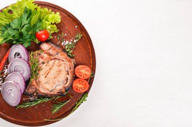 Sebzeli ızgara biftek. Domuz eti, Dana eti, et. Ahşap bir arka plan üzerinde. Üstten Görünüm. Metin için boş alan.