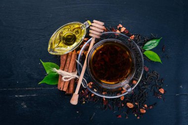 Tarçın ve bal bir ahşap zemin üzerine bir fincan çay. Sıcak bir içecek üstten görünüm. Kopya alanı.