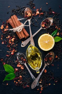 Kuru çay ve kokulu otlar ve baharatlar ürün yelpazesine. Ahşap bir arka plan üzerinde. Üstten Görünüm. Kopya alanı.