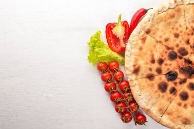 Pizza volkan. Gorgonzola peyniri, domates, taze sebze ve baharat. Ahşap bir arka plan üzerinde. Metniniz için boş alan. Üstten Görünüm.