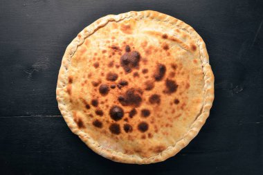 Pizza volkan. Gorgonzola peyniri, domates, taze sebze ve baharat. Ahşap bir arka plan üzerinde. Metniniz için boş alan. Üstten Görünüm.