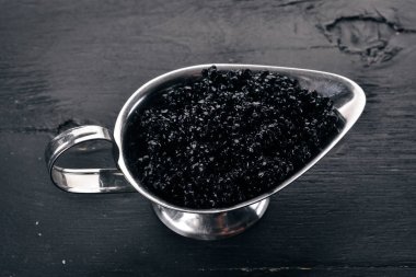 Siyah havyar. Mersin balığı havyar. Ahşap bir arka plan üzerinde. Üstten Görünüm. Metin için boş alan.