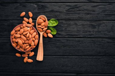 Badem fındık koyu ahşap arka plan üzerinde. Sağlıklı aperatifler. Üstten Görünüm. Metin için boş alan.